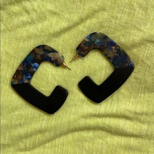 Square hoop earrings.